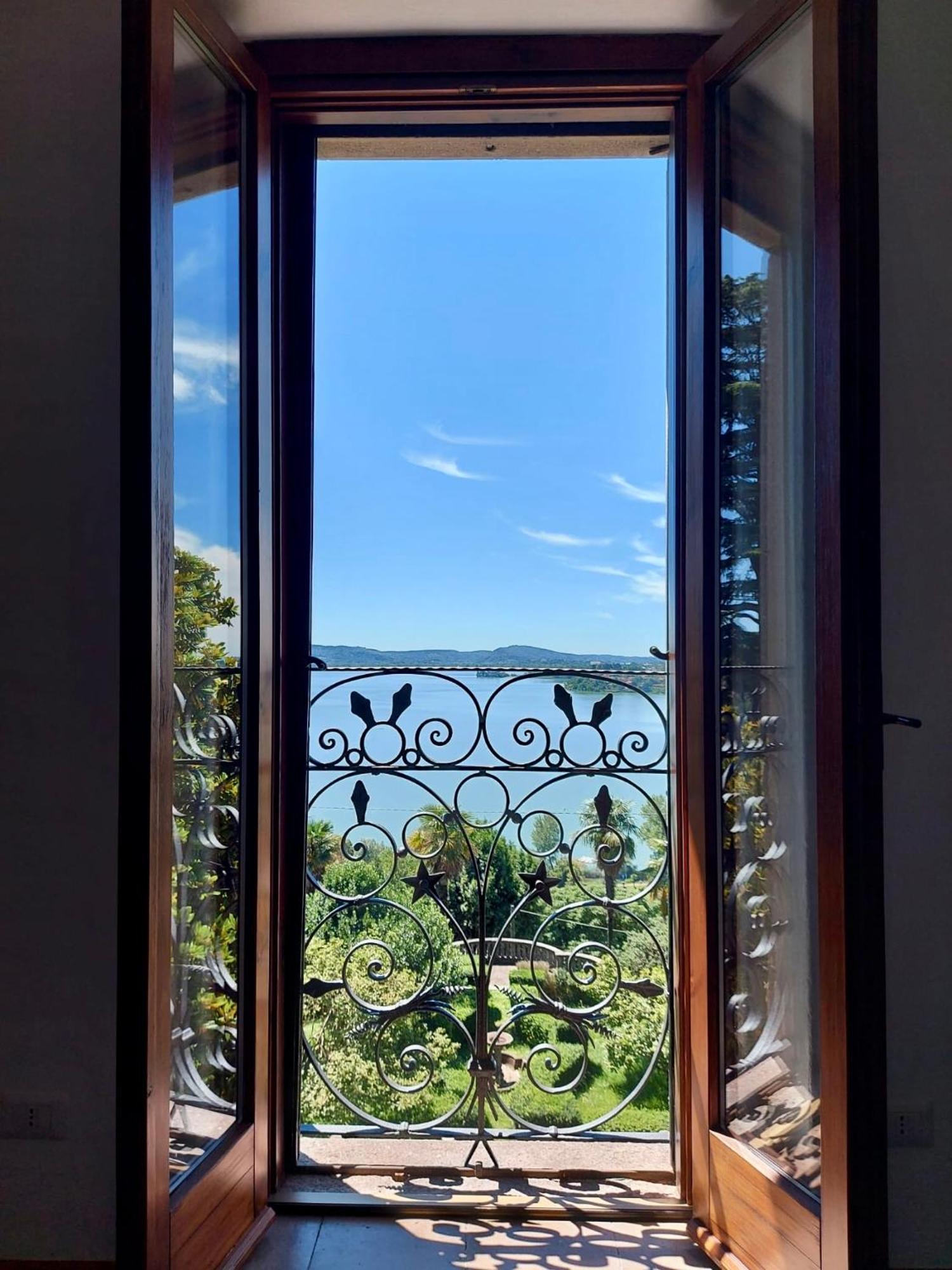 Terrazza Mirabella Apartment Gavirate Bagian luar foto